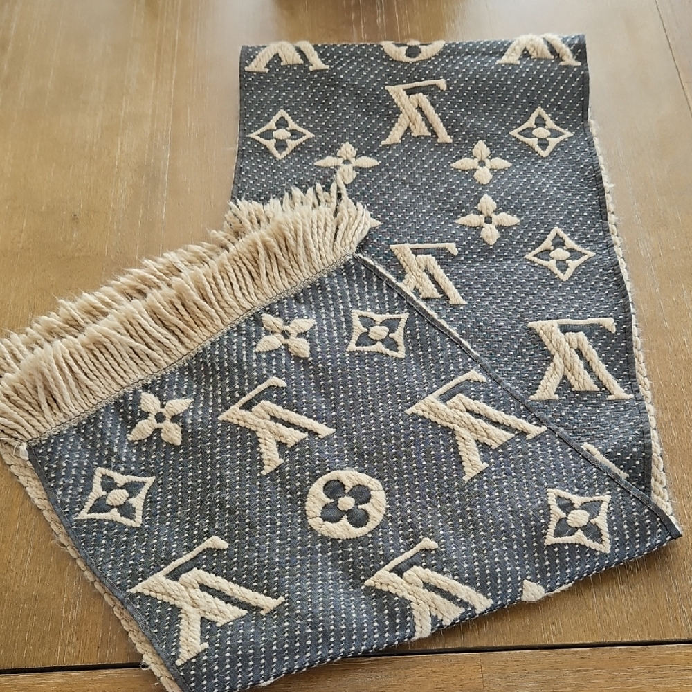 GORGEOUS LOUIS VUITTON LONG MONOGRAM WOOL BLEND SCARF